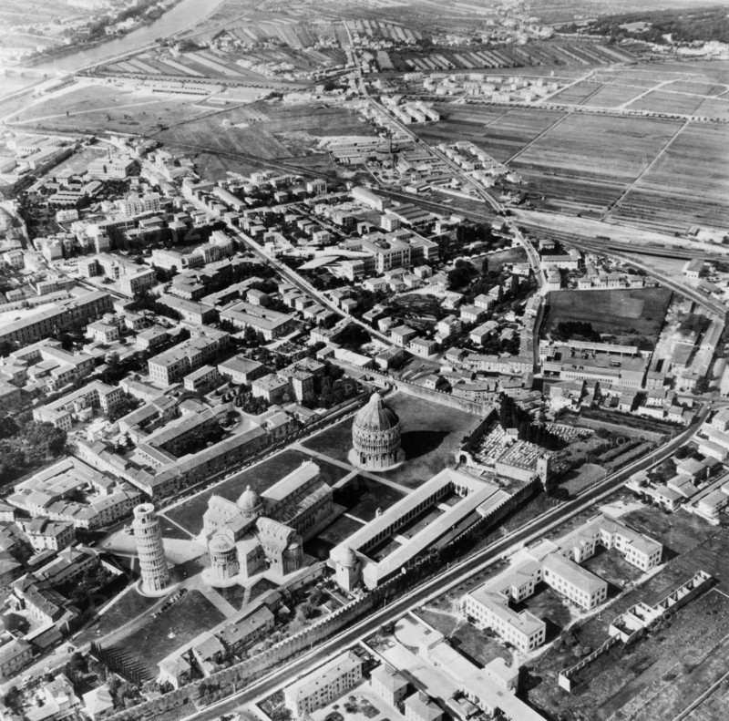 piazza dei miracoli, pise, toscane, 1966