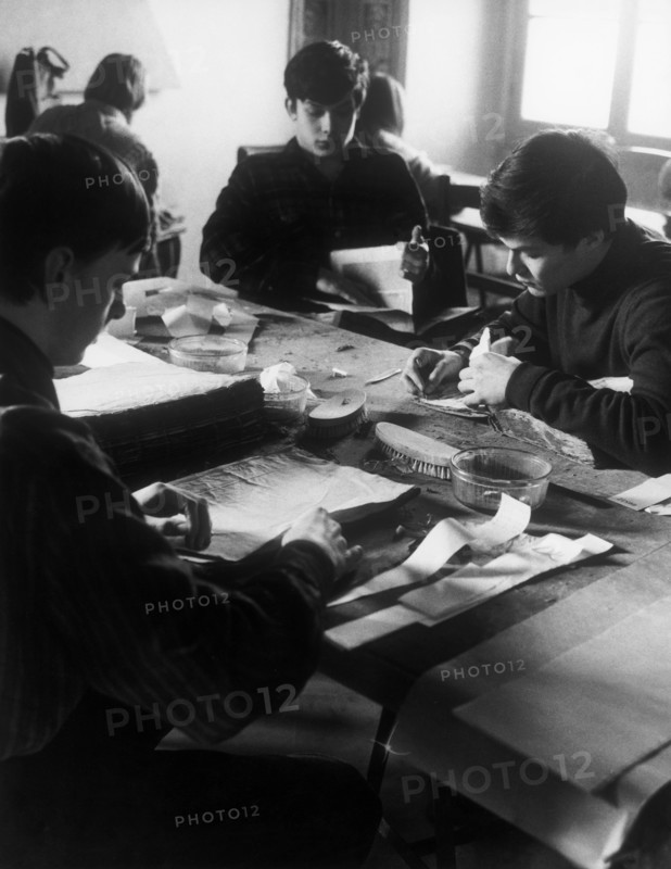 la restauration des livres après l'inondation du 4 novembre 1966, florence, toscane, italie, 1967