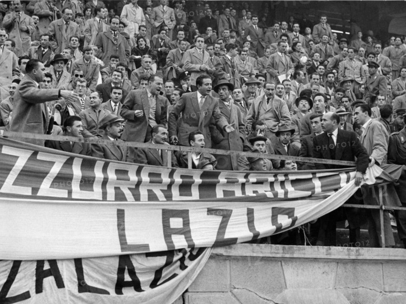 supporters à san siro pendant le match inter-lazio, 1955