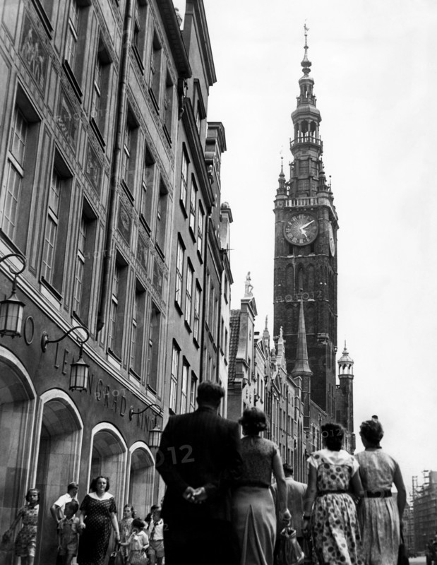europe, pologne, cracovie, une rue du centre, 1960