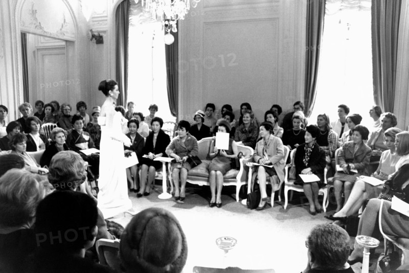 europe, france, paris, défilé de mode christian dior, années 1970