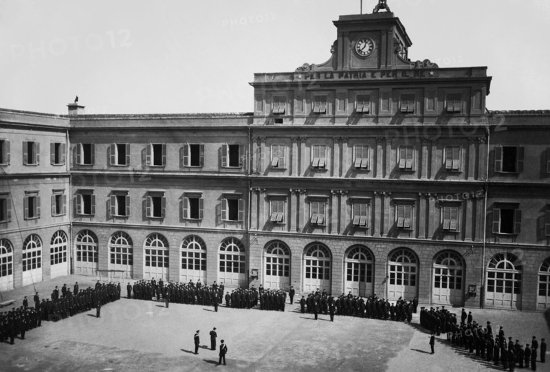 europe, italie, toscane, livourne, vue de l'académie navale avec des cadets sur le piazzale della regia, années 1920 1930