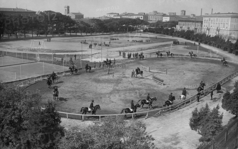 europe, italie, toscane, livourne, cadets de l'académie navale pendant un exercice à cheval, 1920 1930