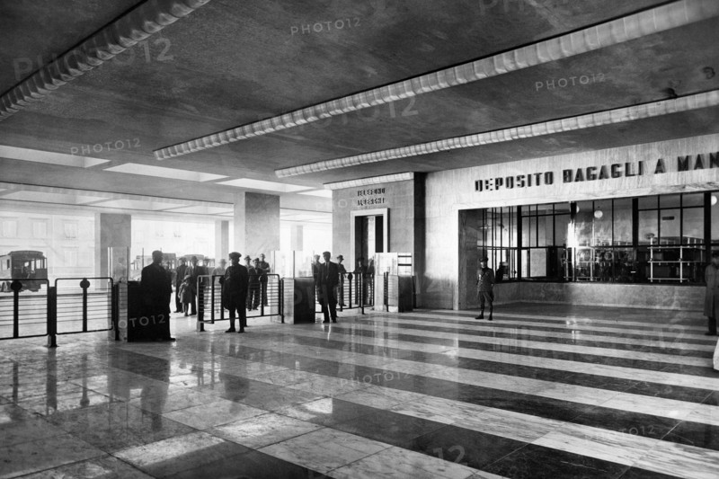 italie, italie, toscane, florence, vue intérieure du bâtiment voyageurs de la gare de santa maria novella, 1930