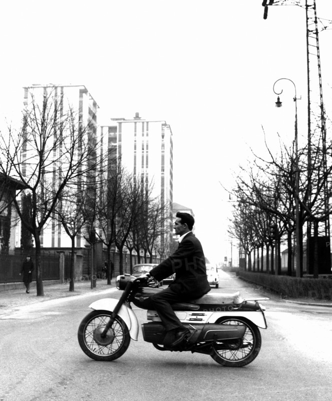 lombardie, milan, sur la moto aermacchi 175, 1965