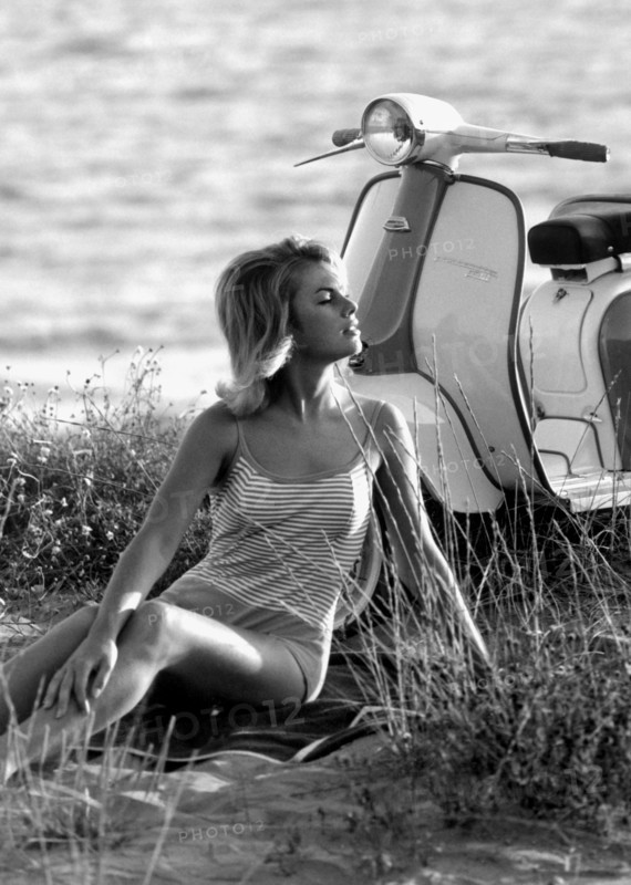 europe, italie, fille sur la plage avec lambretta, 1965