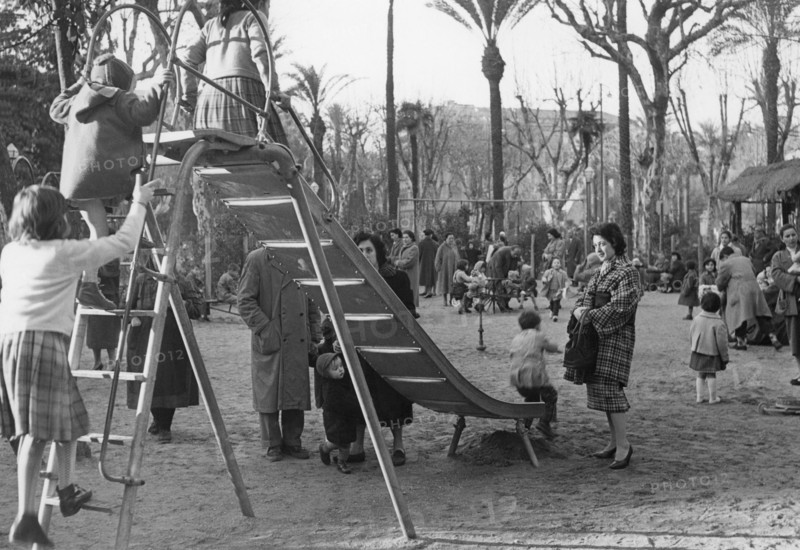rome, enfants sur le toboggan, 1957