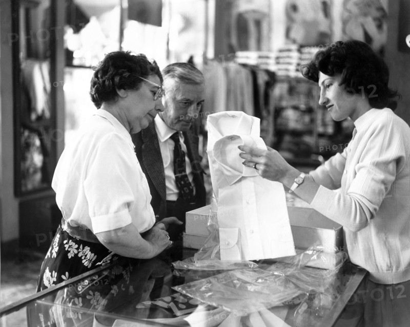 touristes américains faisant des achats dans le centre de milan, 1956