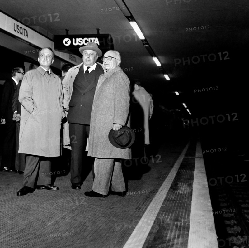 italie, lombardie, milan, le maire pietro bucalossi, l'honorable meda et l'honorable ezio vigorelli quelques jours avant l'inauguration du métro, 1964