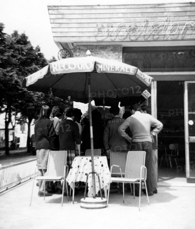 italie, veneto, groupe de jeunes devant un bar à bassano del grappa, 1962