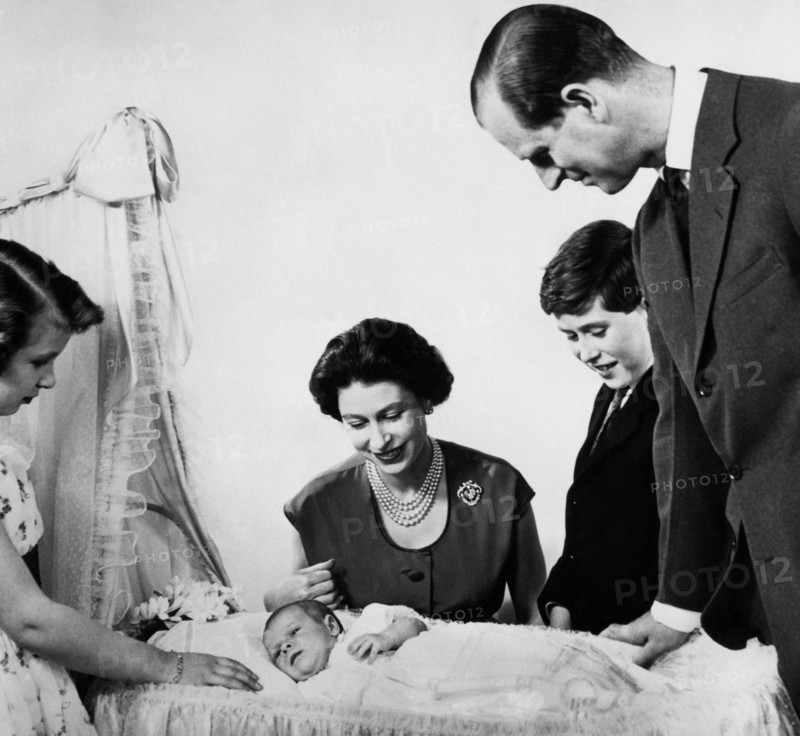 portrait de la famille royale anglaise, la reine elizabeth II au centre, 1960