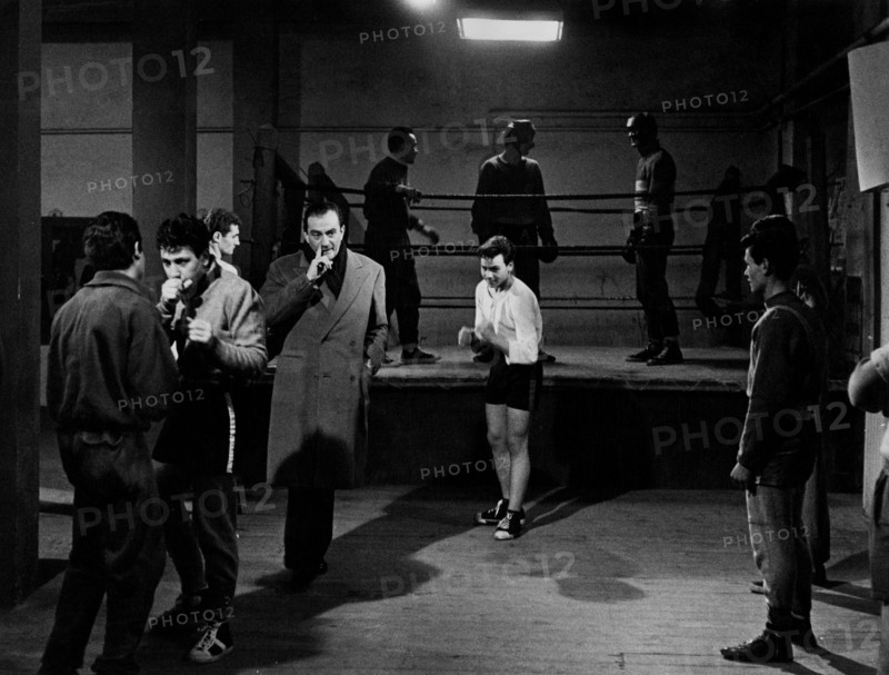 le réalisateur luchino visconti pendant le tournage de "rocco e i suoi fratelli", 1960
