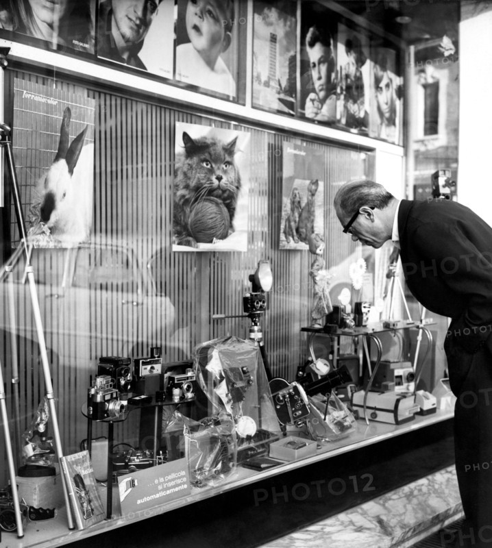 intérieur d'un magasin de matériel photographique, 1965