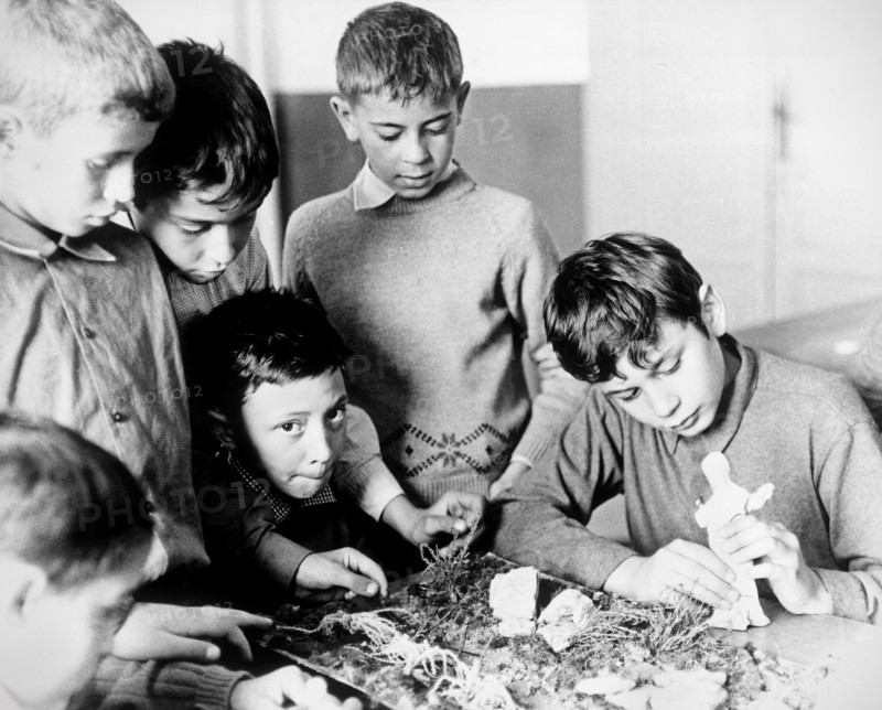 enfants fabriquant des figurines au village tci de la valganna, 1963