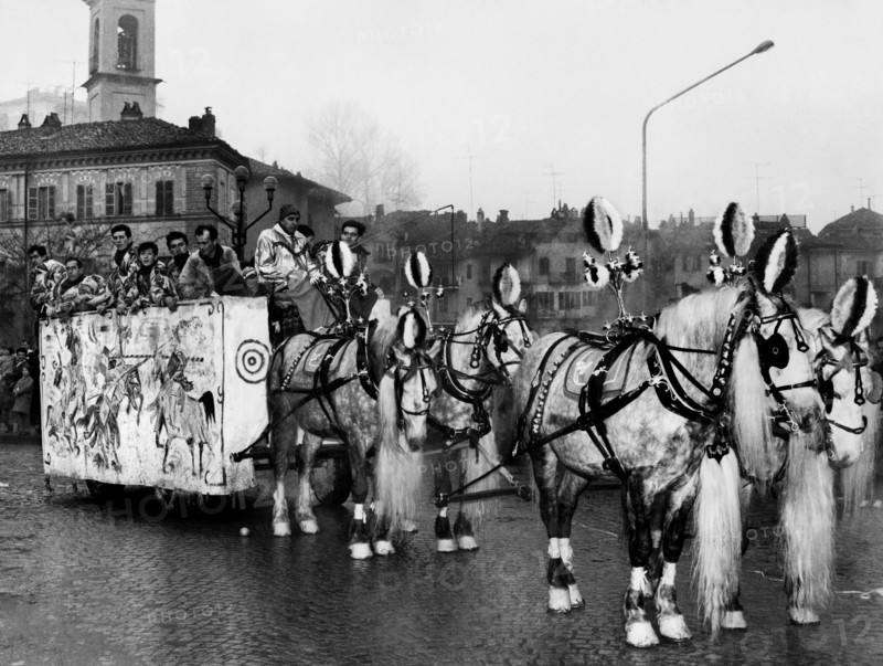 italie, piémont, chars au carnaval d'ivrea, 1965