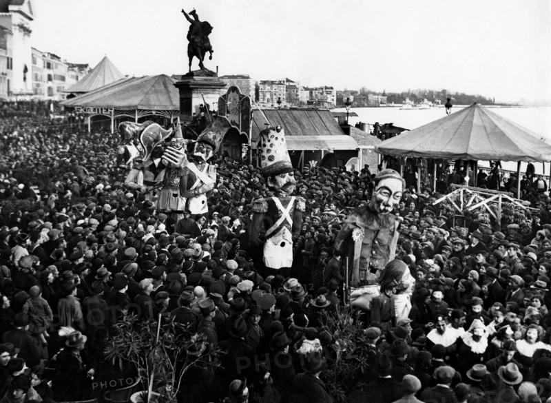 italie, veneto, carnaval sur la riva degli schiavoni à venise, 1930