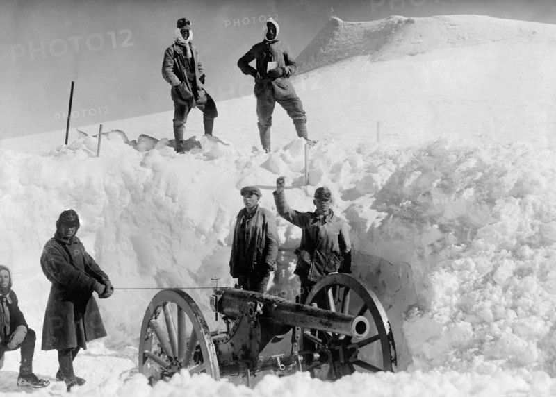 canon autrichien placé sur le "sommet plat" des ortles à plus de 3800 m, 1918