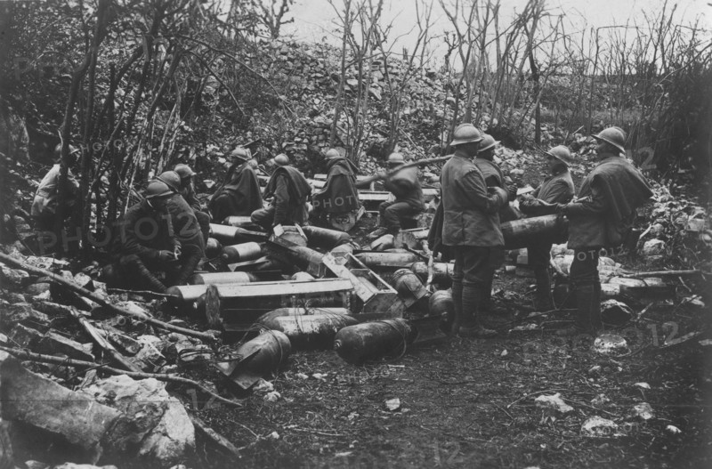 soldats projetant des obus de gros calibre dans une image réalisée par la section photographique du commandement suprême. 1917