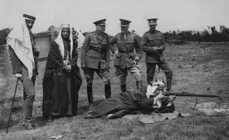 arabie saoudite, l'émir de transjordanie teste le fusil à éléphant des soldats britanniques, 1934