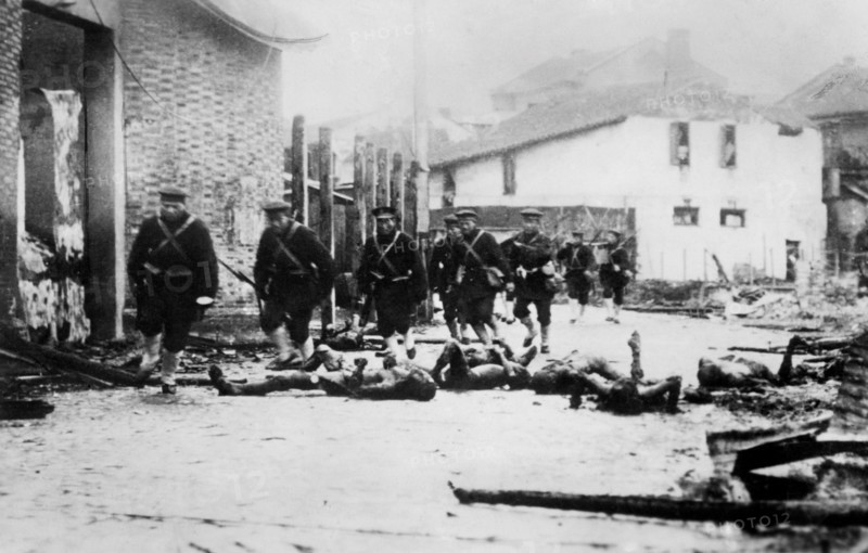 asie, chine, des troupes de marins japonais traversent un village de shanghai bombardé, 1937