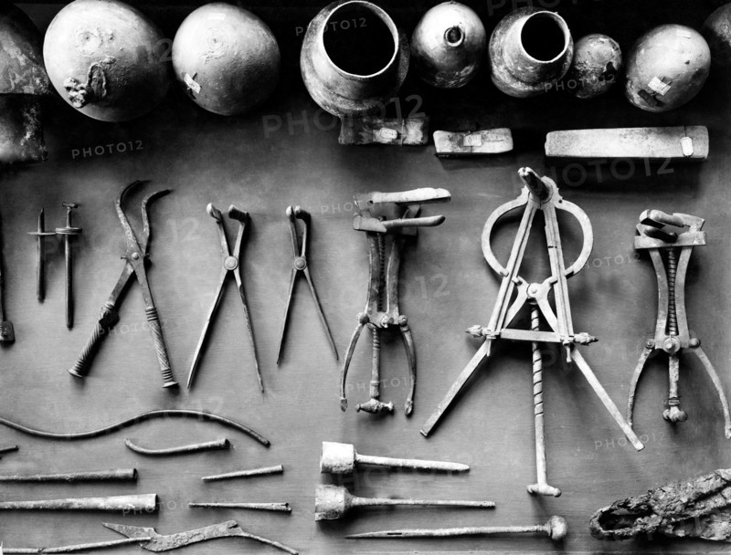 sciences, instruments chirurgicaux de pompei au musée de naples, 1920-1930