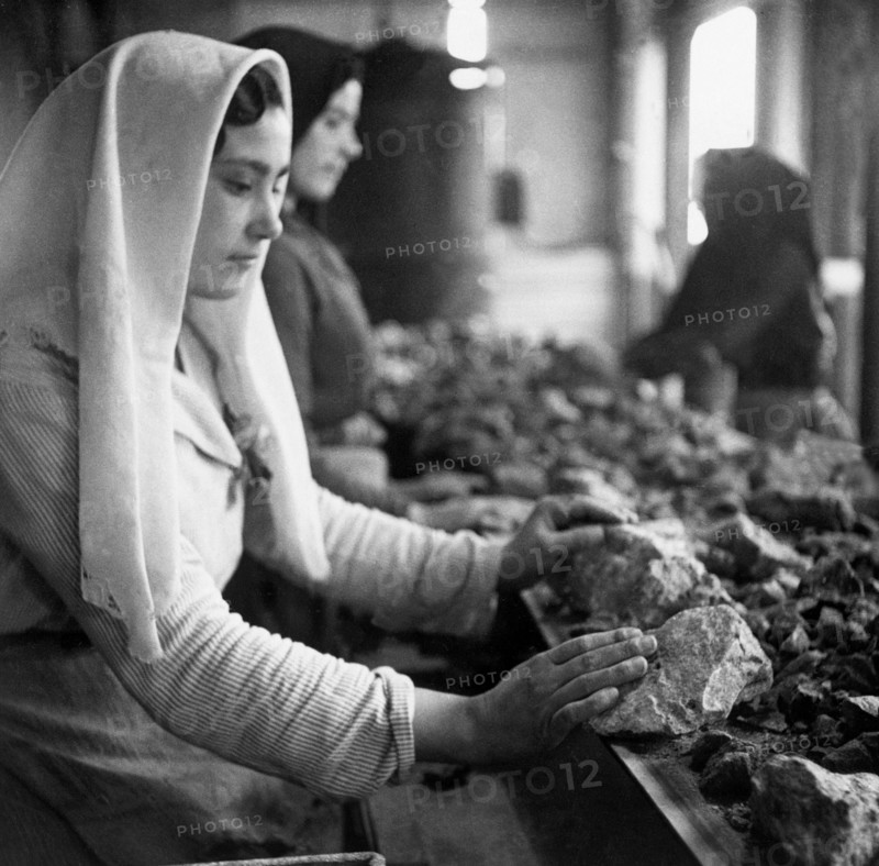 italie, sardaigne, montevecchio, femme au travail, années 30