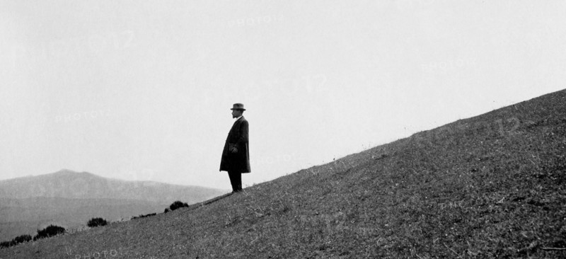 homme regarde le paysage, mirasole, 1930-1940