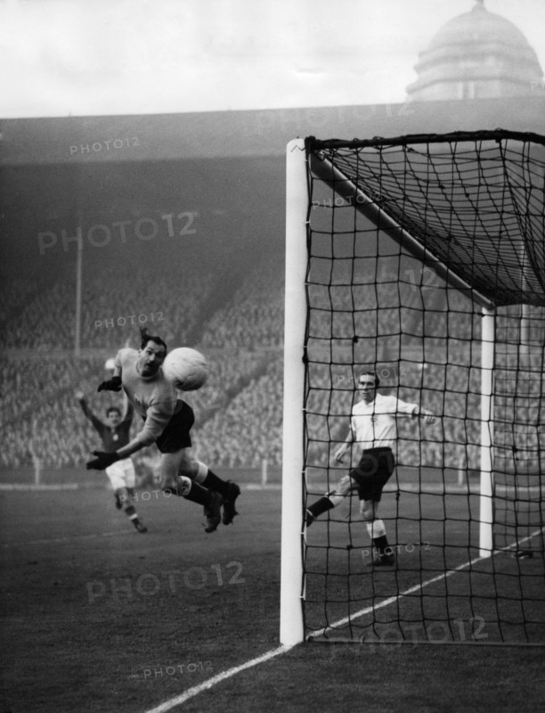 football, le gardien de but anglais merrik tente un arrêt, hongrie-anglaise, 6-3, 1954
