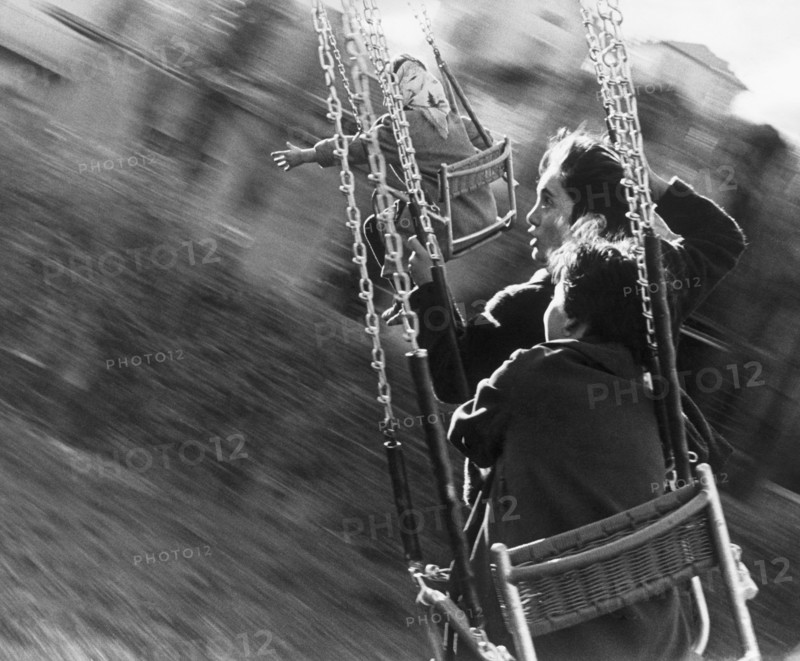 fête foraine, enfants sur le manège, 1964
