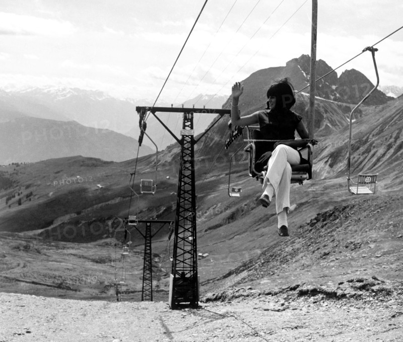fille en télésiège sur les pâturages d'avelengo, 1969