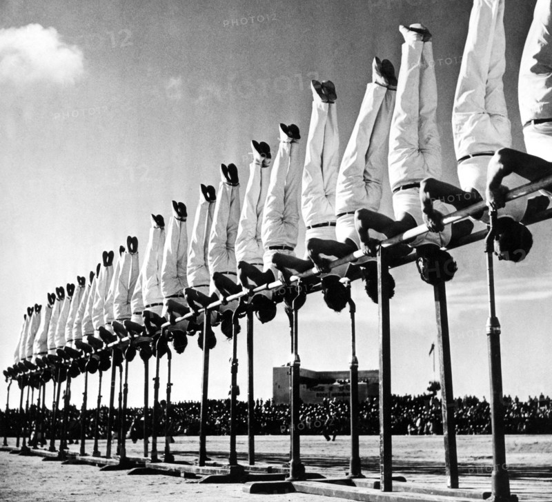 gymnastique de groupe des gardes républicains français, 1954