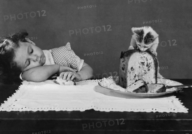 un chaton profite du sommeil de la petite fille, 1957