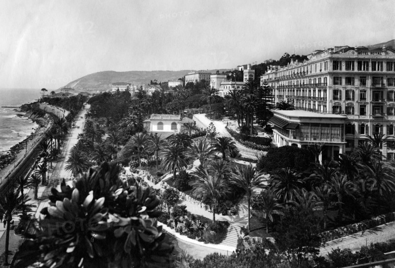 imperia, sanremo, vue de l'hôtel royal et du parc
