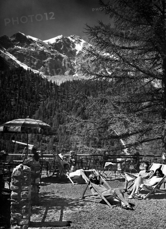 solda, grand hotel solda, touristes au soleil devant le groupe d'ortles