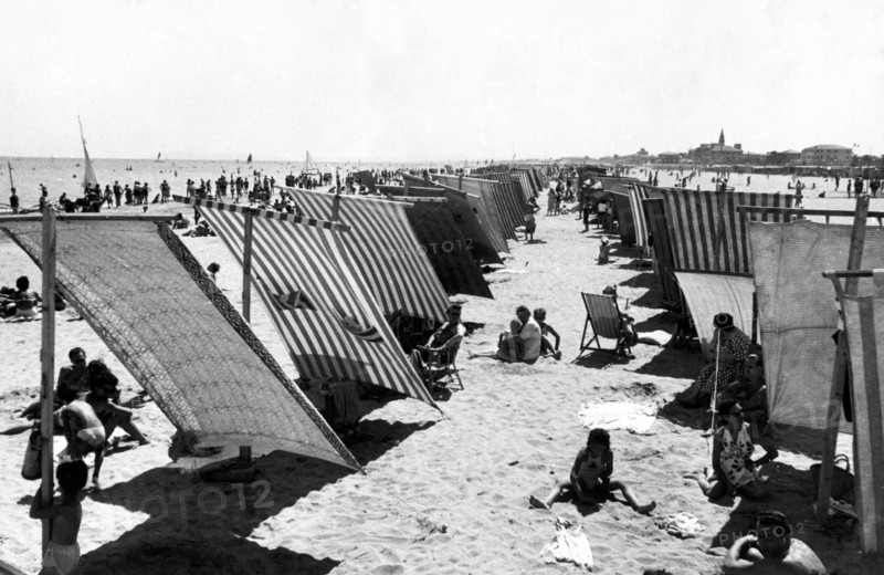 tentes sur la plage dans l'adriatique nord, 1950-1960
