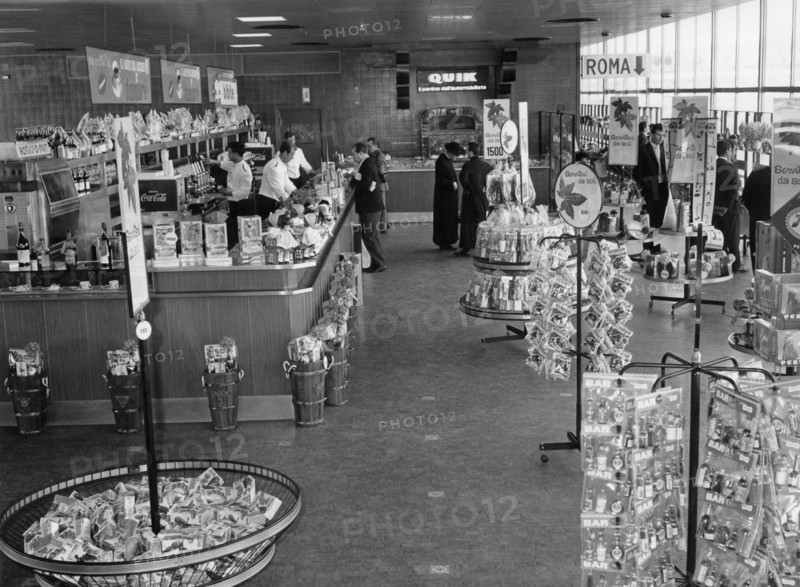 autostrada del sole, l'intérieur d'un autogrill, 1965