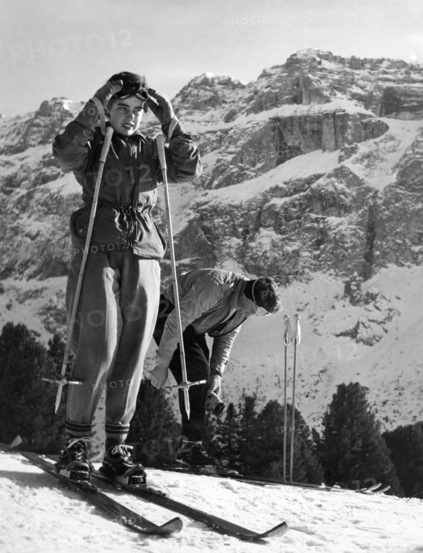 sport, adige du sud, skieurs sur le groupe sella à val gardena, 1955
