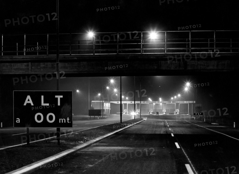 construction d'une route, "autostrada del sole", péage de melegnano, nuit, 1958