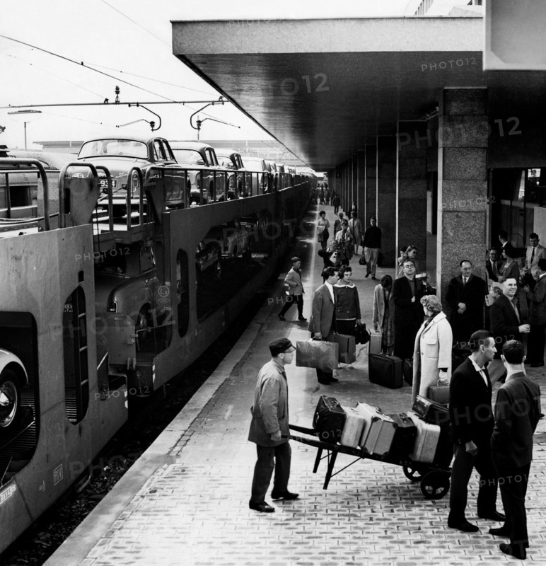 train de transport de voitures en gare de milan garibaldi, 1969