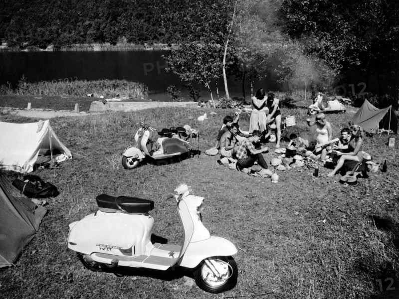 camping en plein air avec lambretta, 1958