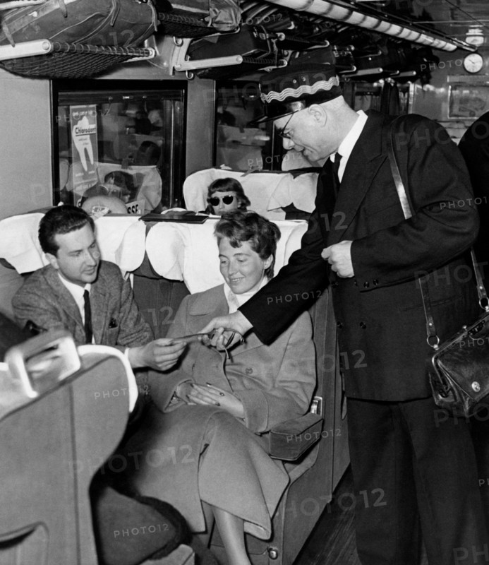 contrôle des billets sur le train etr 200, 1952