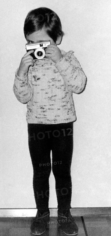 petite fille avec un appareil photo, 1969