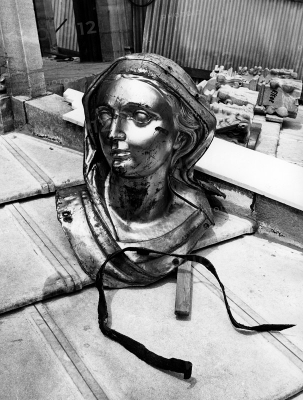 la tête de la madonnina de la cath cathédrale de milan dém dém dém dém dém dém dém démontée pour restauration, 1967