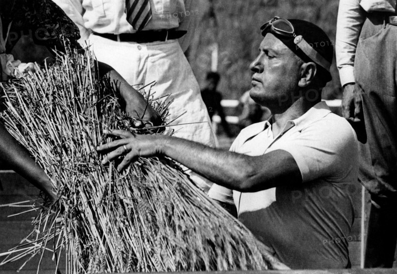 Pontine reclamation service. benito mussolini during the threshing of wheat in sabaudia. 1934