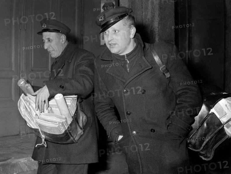 Postmen are preparing for delivery. 1955