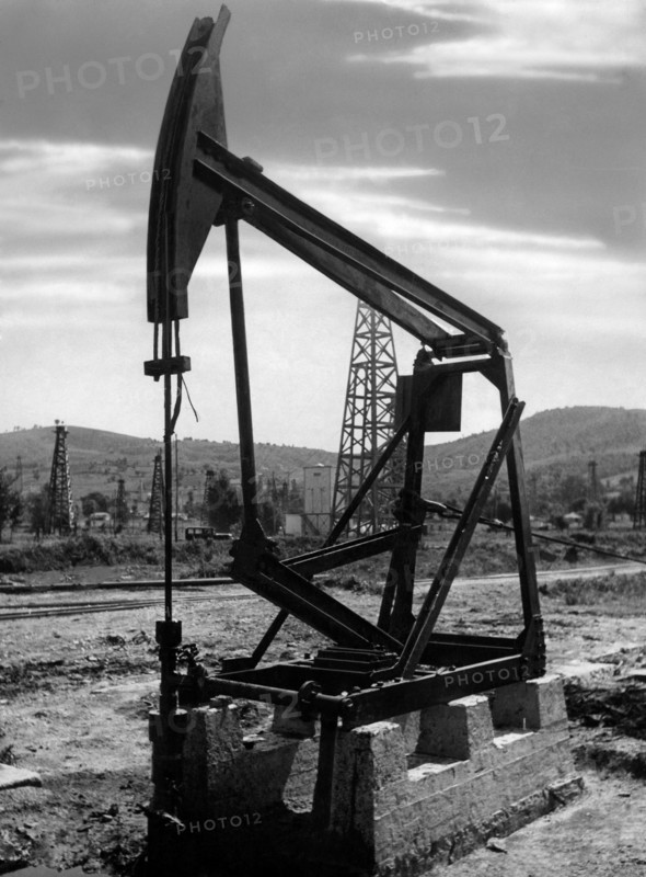 Pumping barbell in albania. 1940