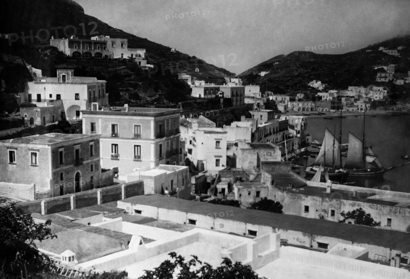 Lazio. beach of sant'antonio in ponza. 1910
