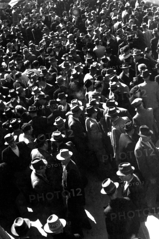 Italy. Colle di val d'elsa. traders in the square. 1949