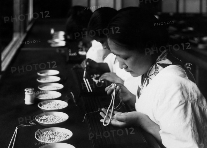 Japan. Japanese Girls Shove Beads For Necklaces. 1920-30