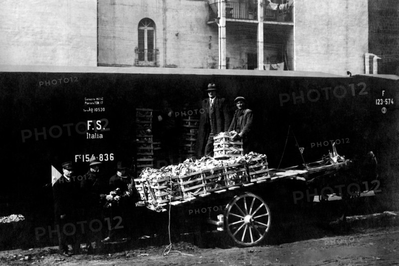 Vegetables Control At The Station. Castellammare Di Stabia. 1910-20